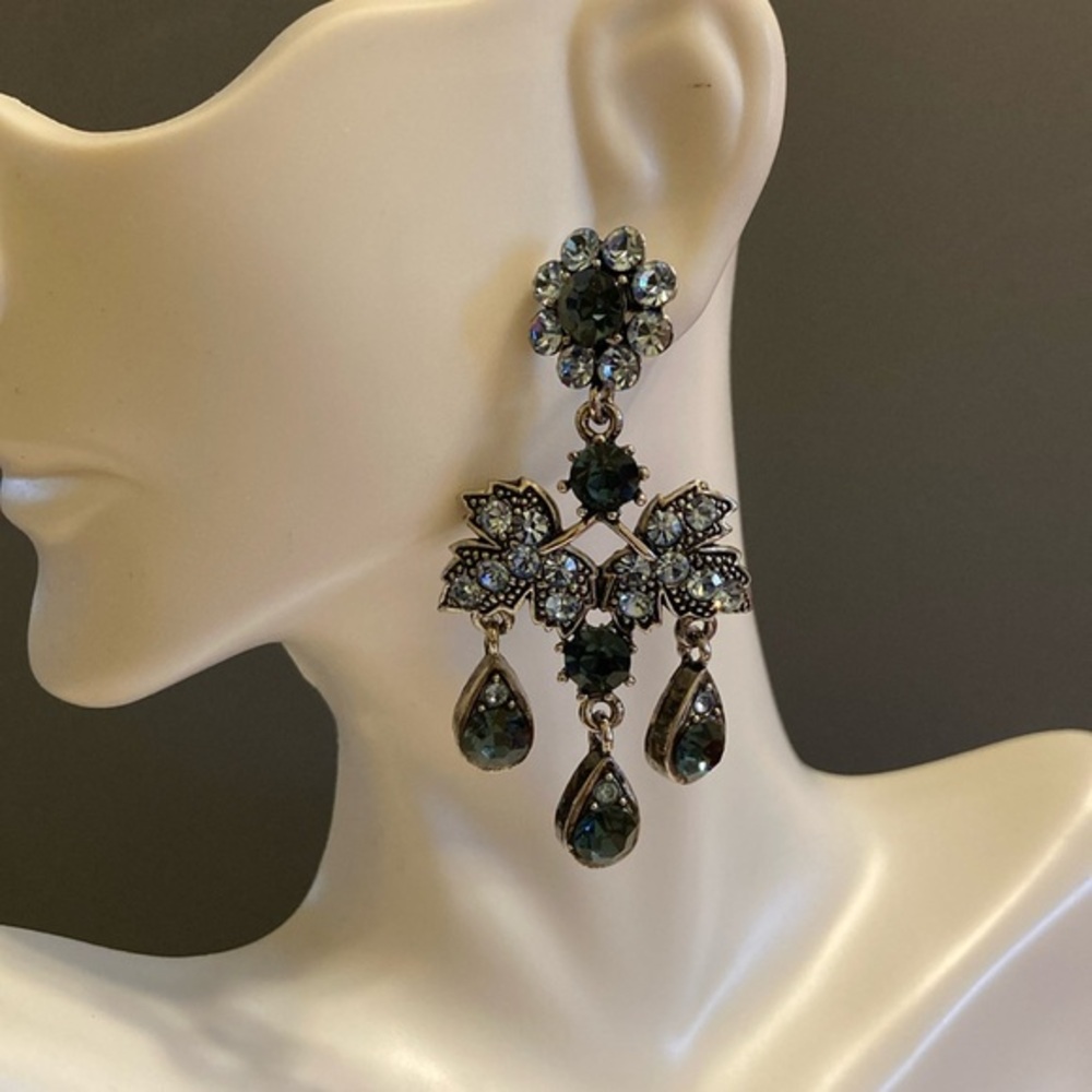 Stunning midnite & Carolina blue rhinestone & crystal chandelier earrings